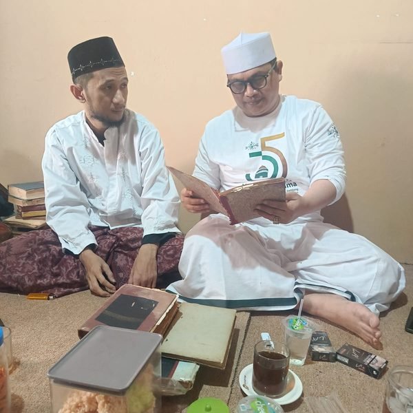 Kiai Imad Menerima Titipan Mushaf Al-Qur’an Era Kekaisaran Utsmaniyah dari Gus Hakam Tambakberas