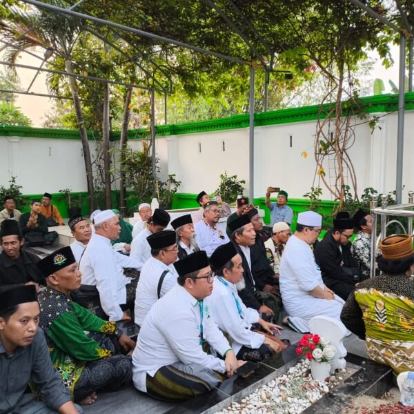 Kiai Imad Mendoakan NU di Hadapan Makam Mbah Wahab Hasbullah