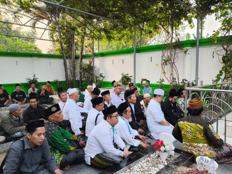 Kiai Imad Mendoakan NU di Hadapan Makam Mbah Wahab Hasbullah